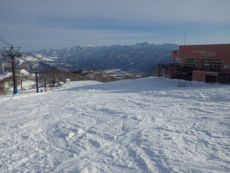 白馬五竜スキー場オープン！かなり良好な状態にも見えますが積雪はまだ40cmほどですので注意が必要です。2017/11/22