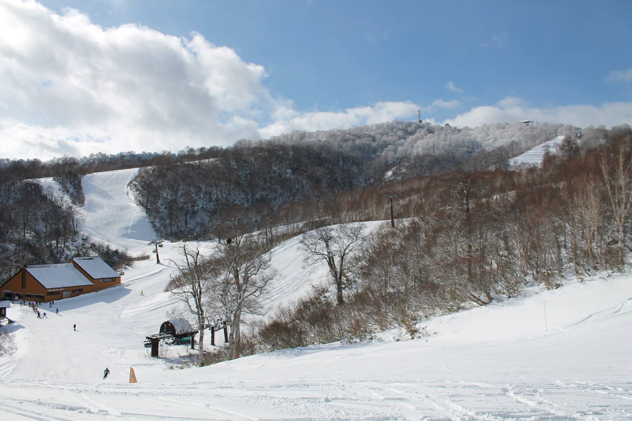 天然雪100％を宣言する野沢温泉スキー場。標高は特筆するほど高くは有りませんが、周囲の地形や当地の風土が多量の降雪となるのに適しているのだとか。