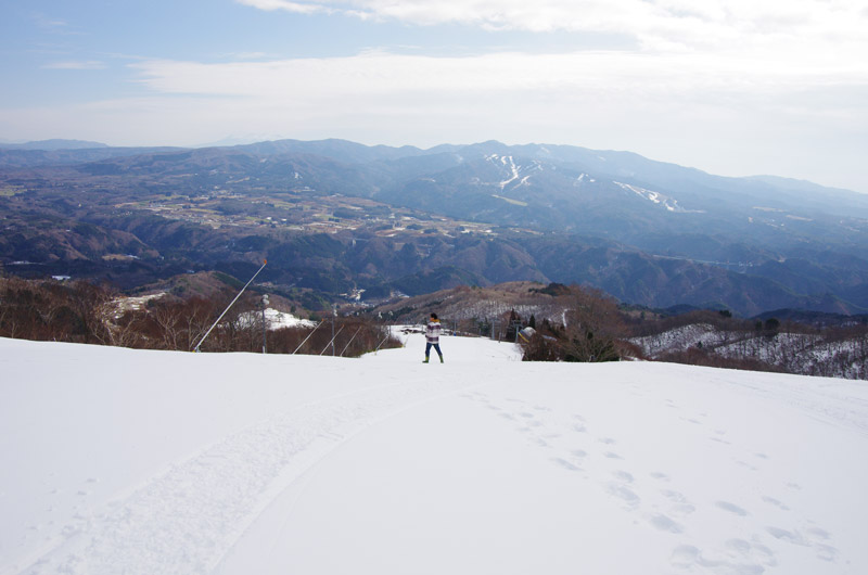 ダイナランドは12/9オープンに向けて着々と準備中。コースはほぼ圧雪されていて今にも滑れそう♪