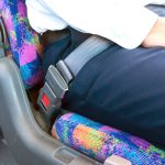 着席中は必ずシートベルトを腰の低い位置にしっかりと着用してください。