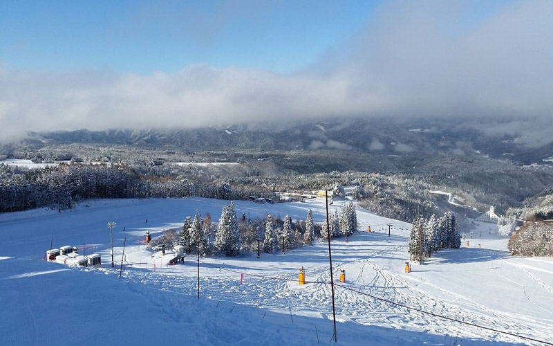 雪の少ないシーズンは1・2を争う人気を誇る鷲ヶ岳スキー場