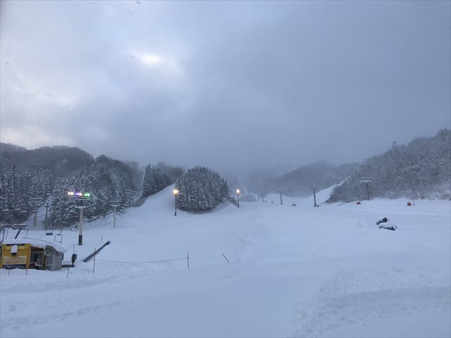 昨日からの降雪で再び全面まっとろになったホワイトピアたかすアイスクラッシュコース付近、2017/12/6の早朝