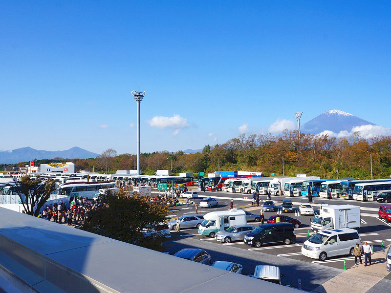 乗ってきたバスの位置と車両を覚えておかないと迷子に…