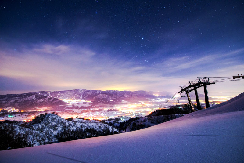 夜景を楽しめたり、ゲレンデを貸切にできるナイター営業のあるスキー場もあります。