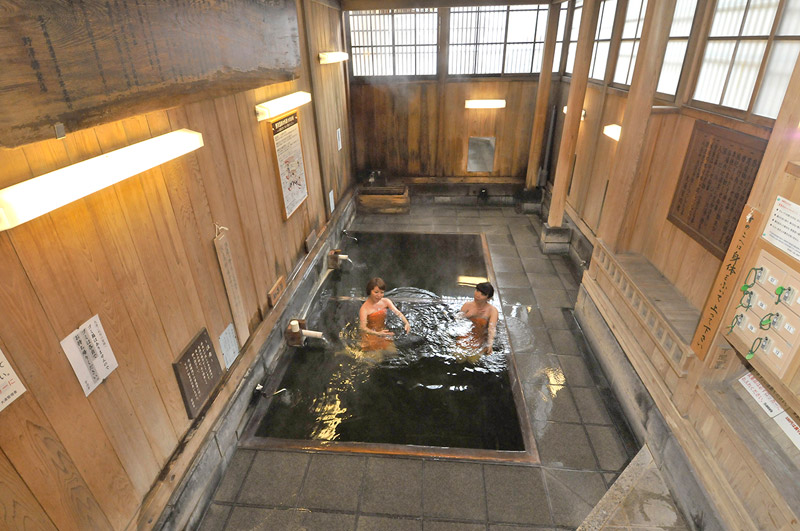 温泉街・村内13ヶ所にある外湯の湯めぐりは野沢温泉のお楽しみ