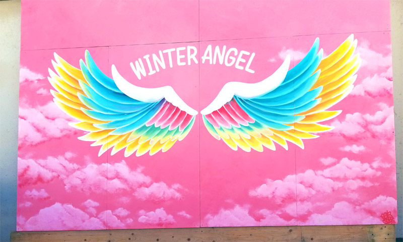 福井和泉スキー場のセンターハウス前壁面に描かれた天使の羽、エンジェルアート「Winter angel wing」。