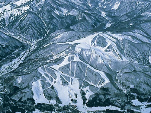 正面から見ると小さなスキー場に見える白馬岩岳…