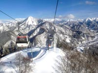 駅直結のコンンドラで一気に山頂へ♪（帰りは滑って降りれます。）