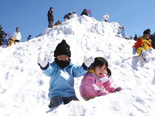 雪でつくられた「ミニ富士山」にのぼったり～