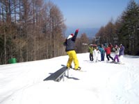 自然の地形と雪で作ったアイテムで構成されたスノーパーク