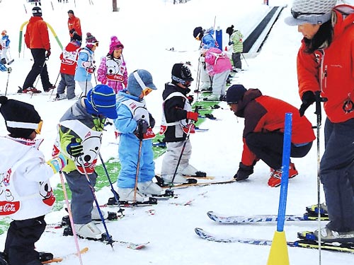 レッスン専用のスノーエスカレーターのあるキッズスキースクールは3歳から対応