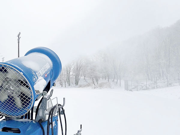 ゲレンデの雪はほぼ人工降雪機で造られます。