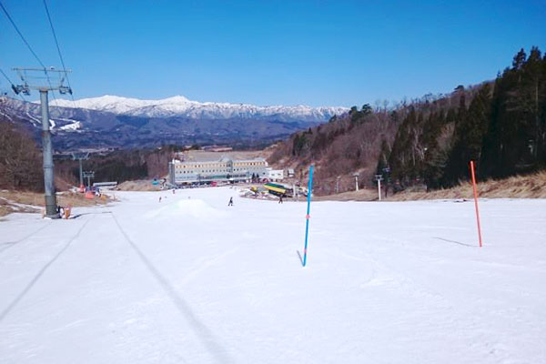 シーズン初頭は周囲に積雪がなく独特の雰囲気