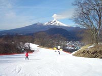 青空のもと楽しさ広がるファッショナブルゲレンデ♪