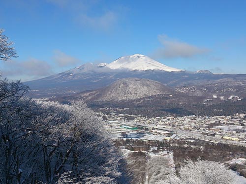 山頂から見た雪景色の軽井沢町＆浅間山♪